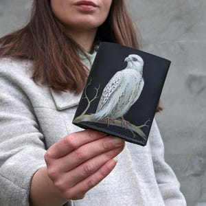 Cartera de hombre con pintura de halcón Cartera de cuero negro con pájaro Idea de regalo para hombre Mini monedero hecho a mano Cartera de tamaño pequeño Idea de regalo para el Día del Padre
