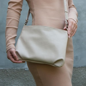 Weiche beige Leder Umhängetasche Damen Basic Minimalistische Geldbörse Hellbeige Leder Geldbörse Damen Geschenkidee Tägliche handgemachte Tasche Kleine Tasche