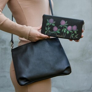 Conjunto de monedero de cuero negro para mujer, hecho a mano, con pintura de tréboles, bolso de cuero suave, conjunto de idea de regalo para mujer, cartera para mujer con pintura de flores