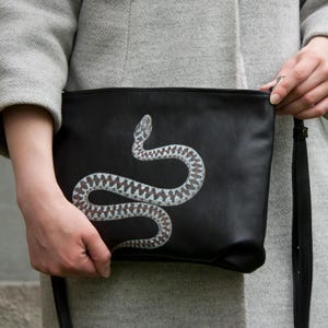 Cartera de piel negra para mujer con estampado de serpiente. Bolso bandolera pequeño. Idea de regalo perfecta. Cartera hecha a mano con estampado de serpiente. Cartera de piel para mujer.