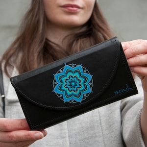 Sac à main fait main pour femme en cuir noir avec peinture mandala bleu Idée cadeau pour femme Sac à main de haute qualité Grand sac à main Sac à main en cuir noir souple