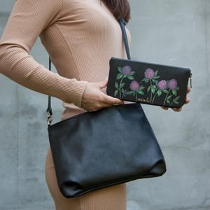 Conjunto de couro preto feminino com zíper, bolsa com pintura de trevos roxos, ideia de presente para esposa, bolsa tiracolo feminina e carteira com zíper com flores