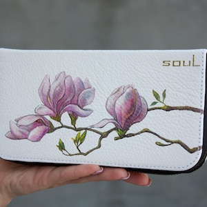 Cartera de cuero blanca con flores de magnolia rosadas. Monedero grande para mujer. Idea de regalo para esposa. Regalo de cumpleaños perfecto. Cartera de cuero de alta calidad.