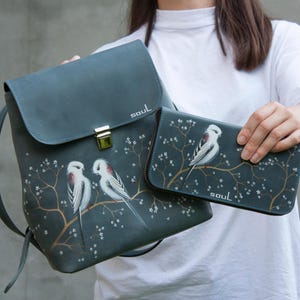 Mochila feita à mão com pássaros brancos de cauda longa, pintura de couro azul, mochila e carteira, presente para esposa, ideia para presente para mãe