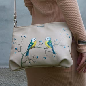 Beige Leder Crossbody Bag mit Meisen Damen Handtasche Weiche LederTasche mit Vögeln und Beeren Made in Ukraine Perfekte Geschenkidee