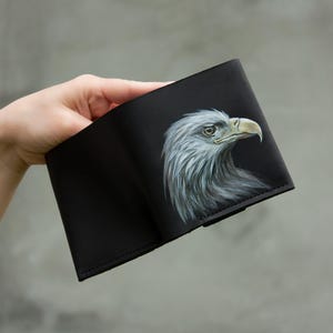 Mini monedero hecho a mano de cuero negro con pintura de águila. Pequeña cartera de cuero negro con pájaro. Idea de regalo para el Día del Padre.