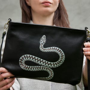 Umhängetasche mit Schlangenmalerei, kleine Handtasche, schwarze Ledergeldbörse, Damen-Geschenkidee, handgefertigte Umhängetasche mit europäischer Addierermalerei