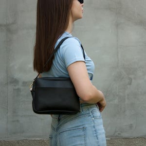 ベーシックショルダーバッグ ブラックレザーハンドバッグ レディース クロスボディバッグ マットレザー財布 デイリーハンドバッグ ハンドメイドクロスボディバッグ