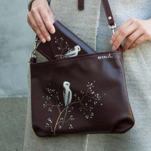 Bolsa transversal de couro e carteira, bolsa transversal de couro bordô, bolsa transversal feita à mão com pássaro branco e flores, conjunto de ideias para presente feminino