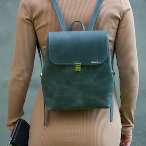 女性用ブルーレザーバックパック ミニマリストリュックサック 小型バックパック デイリーバッグ 妻へのギフトアイデア ハンドメイドバッグ マットレザーバックパック