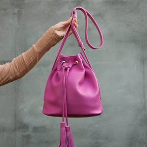 Bolso bandolera de piel rosa intenso para mujer, bolso con borlas, bolso hecho a mano, bolso tipo cubo suave, idea de regalo para mujer, bolso de diario, bolso color fucsia.