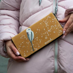 Carteira feminina com pintura de pássaros, bolsa de couro amarelo macio, carteira feita à mão com chapim de cauda longa e flores, carteira de alta qualidade, ideia de presente para mães