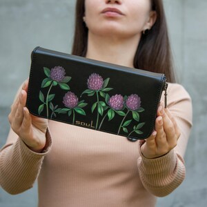 Cartera grande de cuero negro con tréboles morados para mujer, hecha a mano, con cremallera y flores, ideal como regalo para mamá.