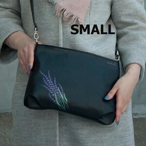 Handgemachte Umhängetasche mit lila Lavendelmalerei, weiche Ledertasche, kleine Handtasche mit Blumen, individuelle Geldbörse