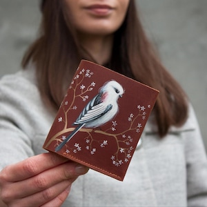 Mini carteira feminina feita à mão com pintura de pássaros e flores, bolsa pequena, presente para esposa, carteira de couro marrom feita à mão com botão