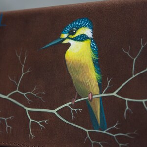 Cartera de cuero marrón para mujer, cartera con cremallera de pájaro martín pescador, bolso grande personalizado para hombre, pájaro azul amarillo imagen 3