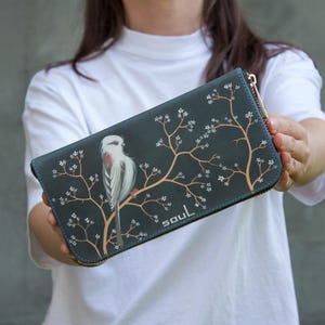 Bolsa feminina de couro azul com pintura de pássaro branco e flores, bolsa feita à mão, ideia de presente para mulheres, bolsa com zíper e rabo longo