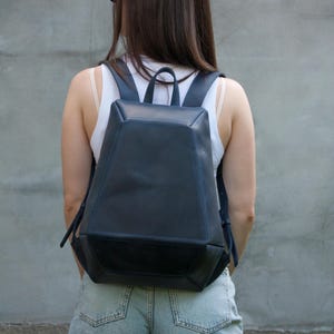 女性用旅行用バックパック ダークブルー レザーリュックサック ビッグサイズ 財布 ギフトに最適 バケーション用バックパック 男性用リュックサック