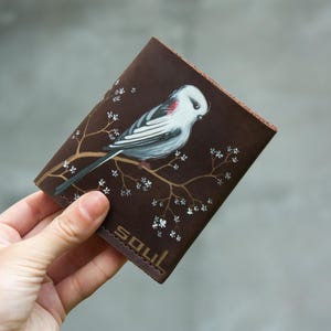 Monedero pequeño de piel marrón con pájaro blanco. Monedero pequeño con herrerillo común. Idea de regalo para mujer. Hecho en Ucrania.