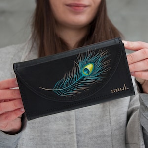 Cartera de cuero negra con pintura de plumas de pavo real Cartera hecha a mano Cartera grande de cuero negra Idea de regalo para esposa Idea de regalo para mamá
