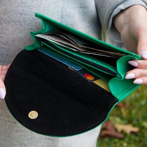 Cartera de mujer de cuero verde, cartera de mujer con botón magnético, cartera larga, cartera minimalista, cartera hecha a mano en Ucrania.