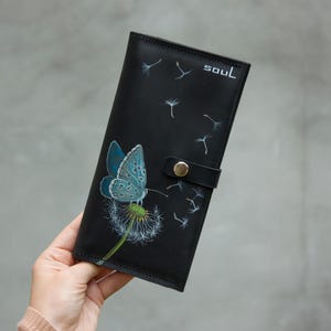 Cartera de mujer con pintura de mariposa azul, monedero grande de cuero negro, idea de regalo para mujer, cartera hecha a mano, idea de regalo para mamá, monedero largo y delgado