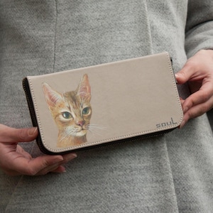 Cartera de piel beige con cremallera y retrato de gato, hecha a mano, ideal como regalo para mujer, de alta calidad, color beige claro.