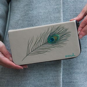 Cartera de piel beige para mujer con pintura de plumas de pavo real. Monedero de piel beige hecho a mano. Monedero de alta calidad. Idea de regalo para esposa. Monedero de pavo real.