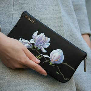Cartera de cuero negra con pintura de flores de magnolia rosa, monedero con cremallera, idea de regalo para esposa, idea de regalo para mamá, monedero artesanal.