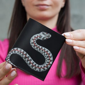 Mini carteira feminina com pintura de cobra, carteira de couro preta com pintura de víbora, bolsa pequena com botão, ideia de presente para mulheres, bolsa feita à mão