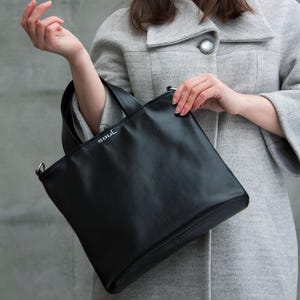 Schwarze Lederhandtasche Damen Minimalistische Geldbörse Weiches Leder Crossbody Bag Geschenkidee für die Frau Tägliche Handtasche Glattes Leder Geldbeutel