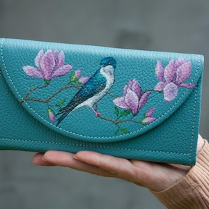 Bolsa feminina com pintura de pássaro andorinha, bolsa de couro azul feita à mão, bolsa turquesa com pintura de flores de magnólia rosa
