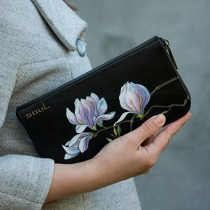 Cartera de cuero negra para mujer con pintura de flores de magnolia rosa Cartera grande para mujer Idea de regalo para mamá Cartera hecha a mano Idea de regalo perfecta