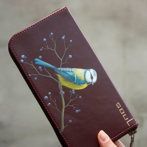 Cartera de Mujer de Piel Color Vino con Pintura de Pájaro Titmouse Monedero Grande Personalizado imagen 2