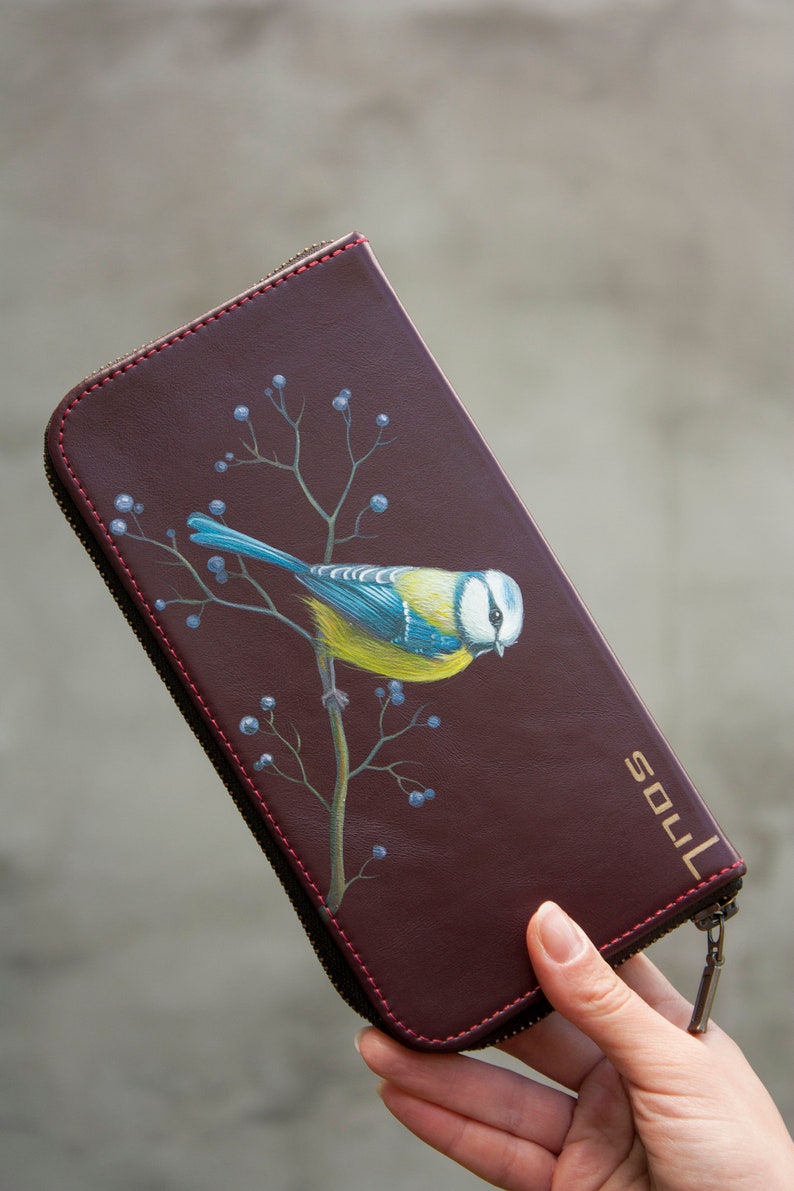 Cartera de Mujer de Piel Color Vino con Pintura de Pájaro Titmouse Monedero Grande Personalizado imagen 2