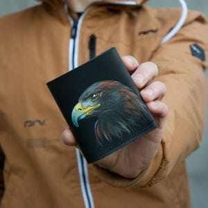 Idea de regalo para hombre Cartera de cuero negra con pintura de águila Monedero pequeño con pintura de pájaro Idea de regalo para el Día del Padre Cartera hecha a mano Mini monedero
