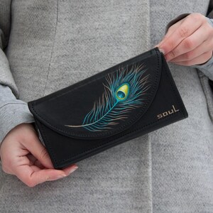 Monedero de cuero hecho a mano con pintura de plumas de pavo real, ideal como regalo de aniversario, cartera grande de cuero negro para mujer.