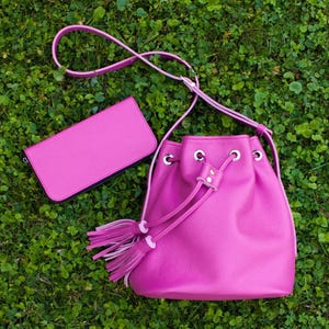 Conjunto de bolso bandolera de piel rosa para mujer con borlas, monedero rosa intenso, idea de regalo para mujer, conjunto de bolso de cochecito y cartera con cremallera, monedero de piel suave.