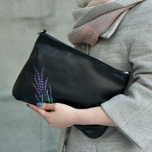 Schwarze Umhängetasche aus Leder für Damen mit lila Lavendelmalerei, handgemachte Geldbörse, Geschenkidee zum Muttertag, weiche Lederclutch mit Blumen