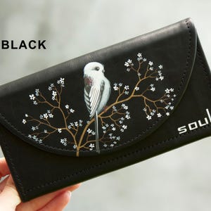 Cartera de cuero negra con pintura de herrerillo blanco de cola larga Cartera hecha a mano con pájaro y flores Idea de regalo para esposa Idea de regalo para mamá