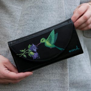 Carteira com pintura de beija-flor e flores Bolsa feita à mão com pintura de pássaros Bolsa de couro preta Ideia de presente para esposa Ideia de presente para mãe