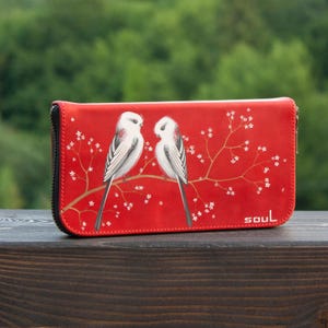 ハンドメイドの赤い革の財布、ジッパー付き。2羽の白い鳥が描かれた高品質の財布。12個のカードスロット付きの大型財布。女性用レッドクラッチ。