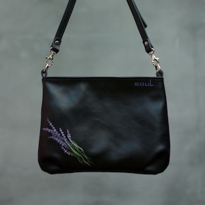 Schwarze Umhängetasche aus Leder für Damen, weiche Ledertasche mit Lavendelblumen-Malerei, handgemachte Umhängetasche, schwarze Handtasche mit Blumen