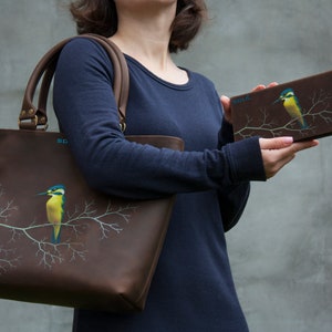 Cartera de cuero marrón para mujer, cartera con cremallera de pájaro martín pescador, bolso grande personalizado para hombre, pájaro azul amarillo imagen 8