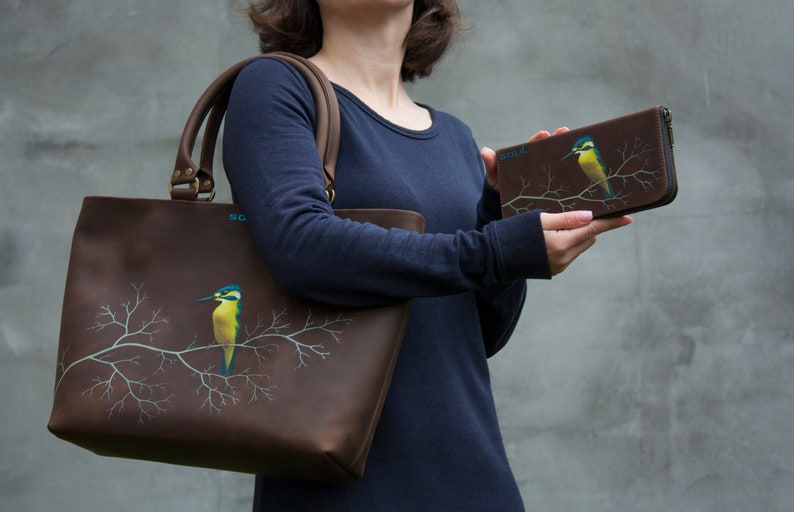 Cartera de cuero marrón para mujer, cartera con cremallera de pájaro martín pescador, bolso grande personalizado para hombre, pájaro azul amarillo imagen 8