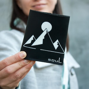 Cartera de cuero negro con pintura de montañas para mujer, minimonedero hecho a mano, cartera de cuero negro, idea de regalo para mujer, cartera de diario, idea de regalo para hombre.