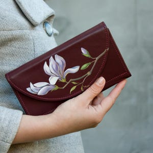 Carteira feminina com pintura de flores de magnólia, bolsa feita à mão, bolsa de couro bordô, ideia de presente para esposa, bolsa grande, ideia de presente para mãe
