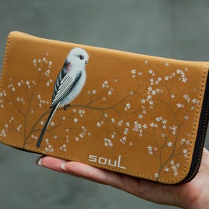 Carteira de couro amarela com pintura de chapim-de-cauda-longa branca Bolsa grande com pássaro e flores Carteira de alta qualidade Bolsa feita à mão