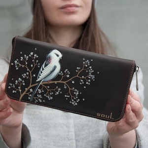 Bolsa de couro marrom com zíper feita à mão para mulheres, ideia de presente, bolsa grande com pássaro branco de cauda longa e flores, bolsa de alta qualidade