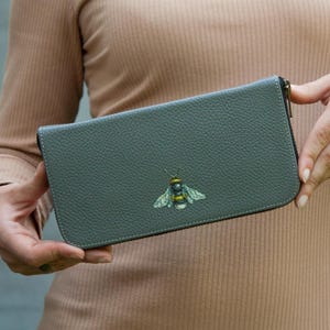 Grijze leren portemonnee met gouden hommelschildering, handgemaakte portemonnee, cadeau-idee voor vrouwen, grote portemonnee met 12 kaartvakken, cadeau-idee voor vrouwen
